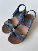 Load image into Gallery viewer, Sketchers W Sandals Size 7
