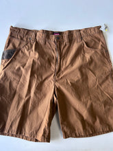 Load image into Gallery viewer, Levi M Shorts Size 44
