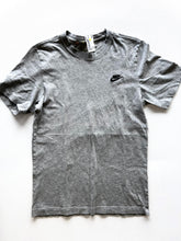 Load image into Gallery viewer, Nike T-Shirt Size Small
