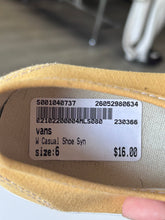 Load image into Gallery viewer, Vans W Shoes Size 6
