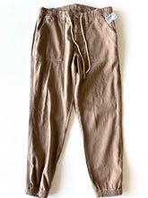Load image into Gallery viewer, American Eagle Pants Size 11/12
