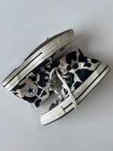 Load image into Gallery viewer, Converse W Shoes Size 8.5
