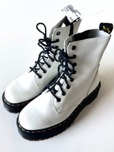 Load image into Gallery viewer, Dr Martens Boots Womens Size 7
