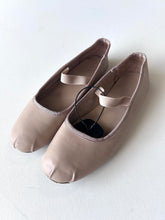 Load image into Gallery viewer, American Eagle W Shoe Size 7
