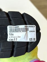 Load image into Gallery viewer, Nike W Shoes Size 9.5
