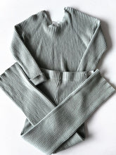 Load image into Gallery viewer, Green W Pants (2/2) Size M

