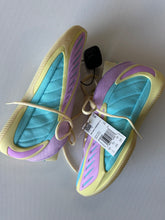 Load image into Gallery viewer, Adidas W Shoes Size 7

