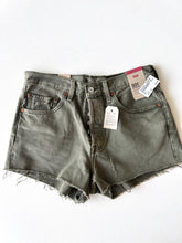 Load image into Gallery viewer, Levi W Shorts Size 11/12
