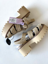 Load image into Gallery viewer, Wild Fable W Sandals Size 7
