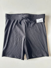 Load image into Gallery viewer, American Eagle W Shorts Size L
