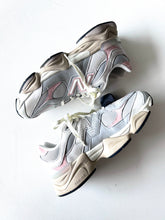 Load image into Gallery viewer, W Athletic Shoe New Balance
