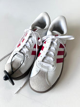 Load image into Gallery viewer, Adidas M Shoes Size 7
