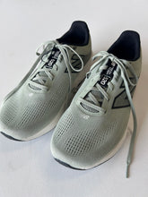 Load image into Gallery viewer, New Balance M Shoe Size 11
