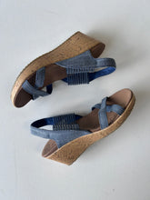Load image into Gallery viewer, Sketchers W Sandals Size 7
