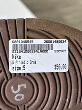 Load image into Gallery viewer, Nike W Shoe Size 9
