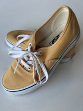 Load image into Gallery viewer, Vans W Shoes Size 6
