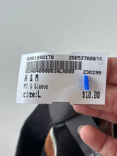 Load image into Gallery viewer, H&amp;M M T-Shirt Size L
