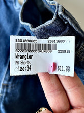 Load image into Gallery viewer, Wrangler Shorts Size 34
