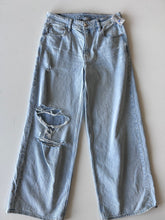 Load image into Gallery viewer, American Eagle W Denim Size 2-26
