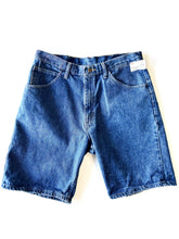 Load image into Gallery viewer, Wrangler Shorts Size 34
