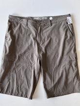 Load image into Gallery viewer, BKE M Shorts Size 40
