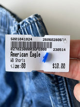 Load image into Gallery viewer, American Eagle W Shorts Size 00
