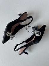 Load image into Gallery viewer, BCBG W Heels Size 6.5
