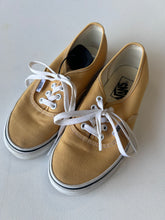 Load image into Gallery viewer, Vans W Shoes Size 6
