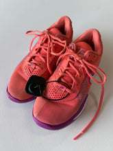 Load image into Gallery viewer, Nike W Shoe Size 8
