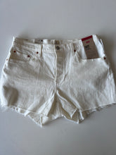 Load image into Gallery viewer, Levi W Shorts Size 9/10
