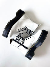 Load image into Gallery viewer, Dr Martens Boots Womens Size 7

