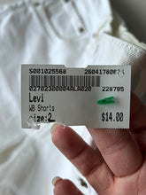 Load image into Gallery viewer, Levi Shorts Size 2
