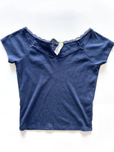 Load image into Gallery viewer, Hollister Short Sleeve Top Size Medium
