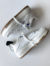 Load image into Gallery viewer, Reebok W Shoes Size 8
