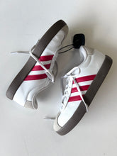 Load image into Gallery viewer, Adidas M Shoes Size 7
