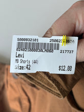 Load image into Gallery viewer, Levi M Shorts Size 44
