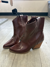 Load image into Gallery viewer, Dolce Vita Boots Womens 6
