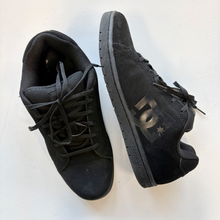Load image into Gallery viewer, DC Shoes Casual Shoes Mens 10.5
