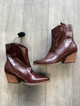 Load image into Gallery viewer, Dolce Vita Boots Womens 6
