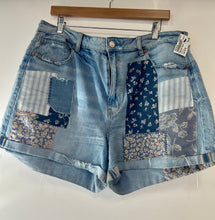 Load image into Gallery viewer, American Eagle Shorts Size 18/20

